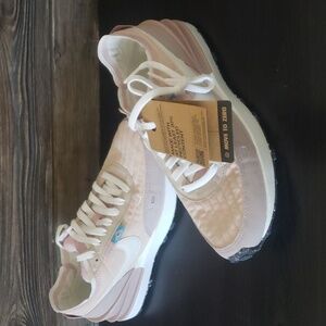 New Nike Waffle One Womens Sneakers Size 7 Beige Outdoor Faux Fur Neutral Casual